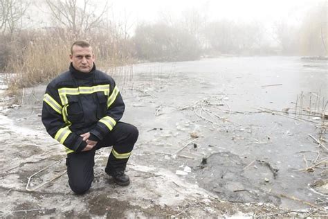 Feuerwehrmann Rettet Jungen Aus Zugefrorenem Teich