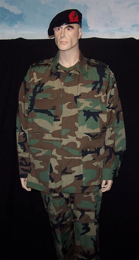 Dit is een originele korps mariniers baret, in de kleur donkerblauw. Korps Mariniers - Uniformen - Defensie Uniform Prive Museum