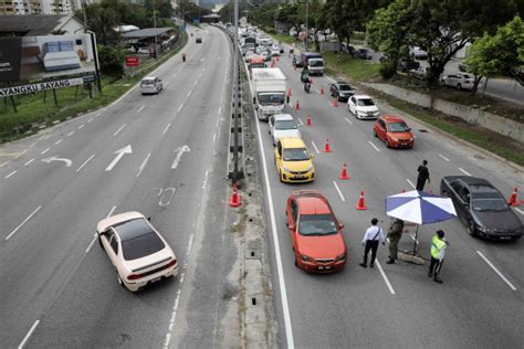 Prime minister muhyiddin yassin announced that the government will enforce a conditional movement control order beginning may 4 to ease the partial lockdown implemented in march to contain the. Foto: Pemeriksaan Kendaraan yang Melintas saat Lockdown di ...