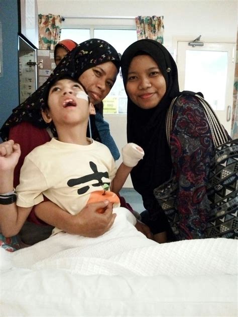 Secara umum, anak dengan cerebral palsy akan mengalami gangguan pergerakan terait refleks abnormal, floppiness (kelenturan) atau rigiditas (kekakuan) pada tungkai, badan postur abnormal, gerakan tak terkendali, berjalan tak stabil atau bahkan kombinasi dari semua itu. Cerebral Palsy (CP) | Hanis Masturina