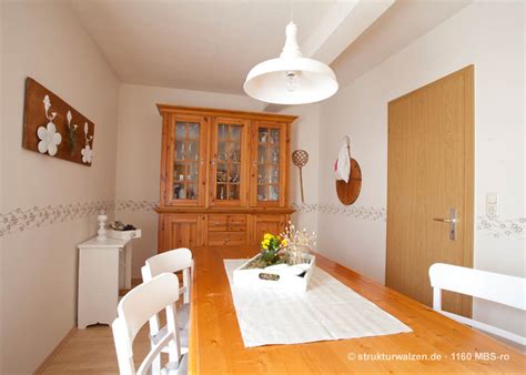 Follow the vibe and change your wallpaper every day! Beispiel für Wandgestaltung im Esszimmer mit Musterwalzen ...