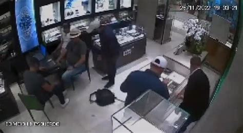 vídeo mostra assalto a loja de relógios de luxo e joias em shopping em goiânia goiás g1