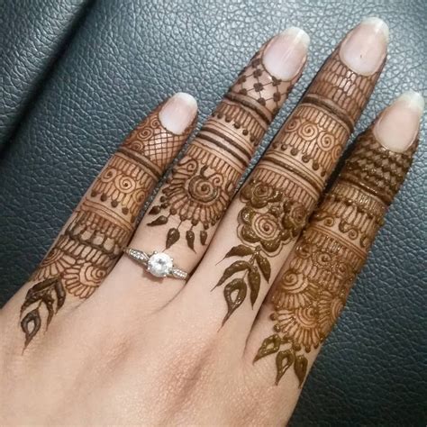 Dots, lines, and leaves paired with simple circular flowers create this extremely simple thumb and finger henna tattoo. Henna design | Mehndi designs for fingers, Latest mehndi ...