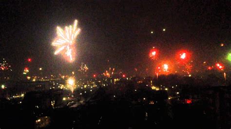 Đêm qua đón giao thừa ngoài đường, xem pháo hoa. Tiếng pháo đón giao thừa năm 2014 - YouTube