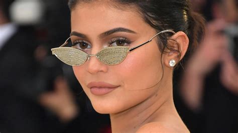 Kylie Jenner Plastic Surgery Botched Doctors On Lip Boob And Butt