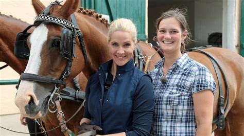 Auch er hat sich auf rügen in den reitsport verliebt. Judith Rakers: Abenteuer Pferd - Kutsche fahren | NDR.de ...