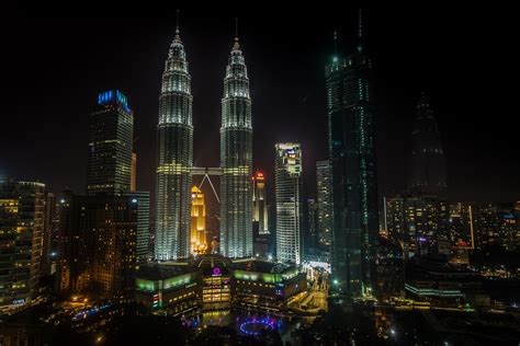 Sepasang menara yang sangat besar dan megah menguasai langit ibu negara malaysia iaitu kuala lumpur. Menara Berkembar Petronas Malaysia dan Lensa Cembung Portable