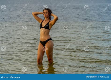 Schönes Brunette Bikinimodell Draußen Auf Einem Karibischen Strand