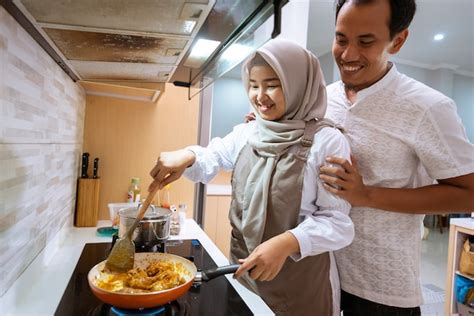 Feliz Pareja Musulmana Cocinando Juntos En La Cocina Hombre Y Mujer Prepar Ndose Para La Cena