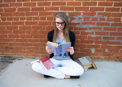 marisa age 15 girl teenager senior books nerd glasses outdoor pictures pics portraits