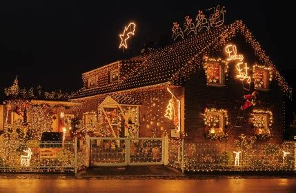 Die klassischste dekoration in form von kerzenlicht (stumpenkerzen sind zur weihnachtszeit. Außen-Weihnachtsbeleuchtung - Was ist rechtlich erlaubt?