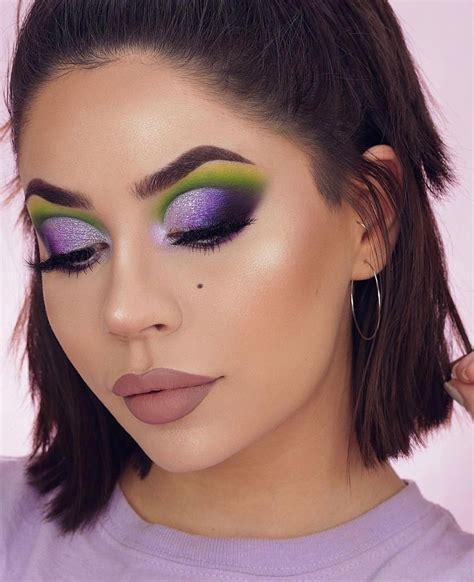 Pin By Dayane Martinez On Maquillaje Purple Makeup Green Makeup