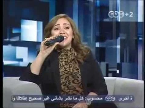 إلا أنها فى هذا الحفل استبدلت بعض كلمات الأغنية بكلمات فيها مجاملة للملك ومنها إنها قالت يانيلنا ميتك سكر وزرعك فى. يا ليلة العيد - مي فاروق - YouTube