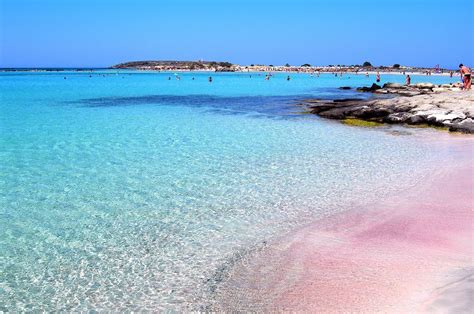 8 Playas De Arena Rosa En Las Que Bañarse Al Menos Una Vez En La Vida