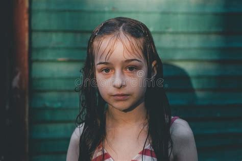 Portrait Dun Enfant Dune Femme De 9 Ans Avec Le Concept Sombre