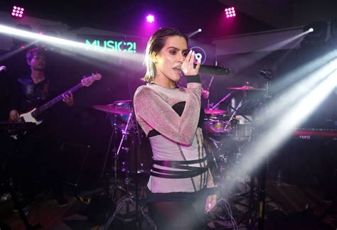 Cleo Pires faz primeiro show da carreira musical ao lado de amigos e família em SP Rádio