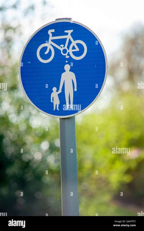 Shared Path Sign Signs Hi Res Stock Photography And Images Alamy