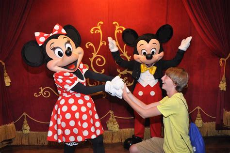 Sunday Squeeze The Minnie Proposal Check Out Mickeys Reaction