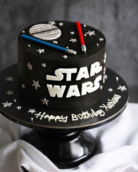 Star Wars Cake By Edibles Bake Shop Via Instagram Star Wars Birthday