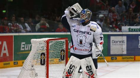Die eisbären berlin sind ein berliner eishockeyklub, der seit 1994, und damit als gründungsmitglied, in der deutschen eishockey liga spielt. Eisbären Berlin kurz vor Sieg der Eishockey-Meisterschaft gegen Kölner Haie | Wintersport