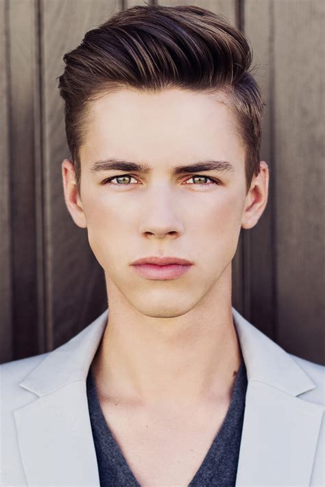 Basically men shouldn't use many accents in their looks because there's always a risk to slip into something gaudy. Undercut Frisur wie am besten stylen? (Haare, Style, Styling)