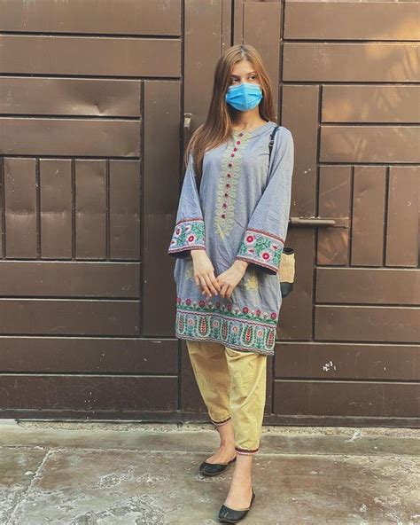 26 Best University Outfits For Pakistani Girls To Wear