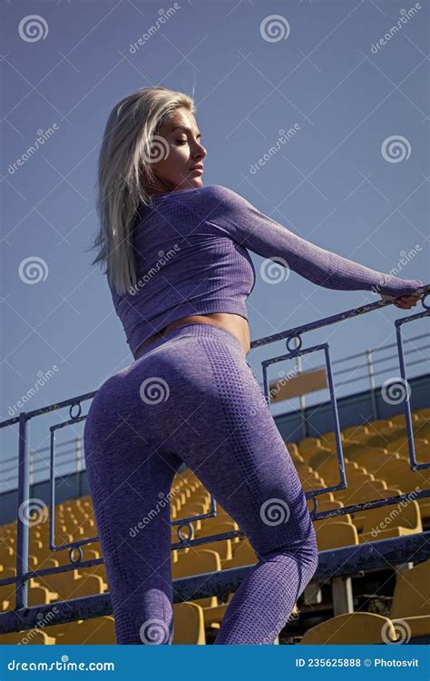 Sexy Vrouw Met Strakke Billen Buiten Atletische Vrouw In Sportkleding Training In Stadion