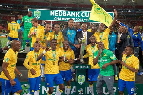 Fra wikipedia, den gratis encyklopædi. Mamelodi Sundowns players about to lift the Nedbank Cup ...
