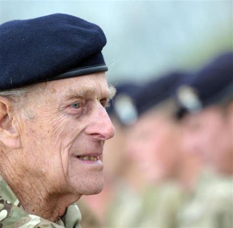 Prinz philip von edinburgh mit seiner mutter alice von griechenland, duke of edinburgh schwedens schöner prinz carl philip heiratete am 13. Gut gelaunter Prinz Philip zeichnet Soldaten in Paderborn ...