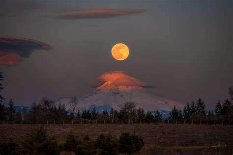 The Moon Over Mt Hood Oregon At Dawn Rpics