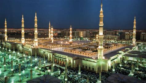 Langkah pertama yang dilakukan rasulullah adalah membangun mesjid nabawi. Sejarah Masjid Nabawi dan Keutamaan Sholat Didalamnya