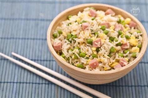 Il riso alla cantonese è un primo piatto tipico della cucina cinese, a base di riso basmati bollito e poi saltato in padella o wok con uova strapazzate, piselli, prosciutto! Ricetta Riso alla cantonese - La Ricetta di GialloZafferano