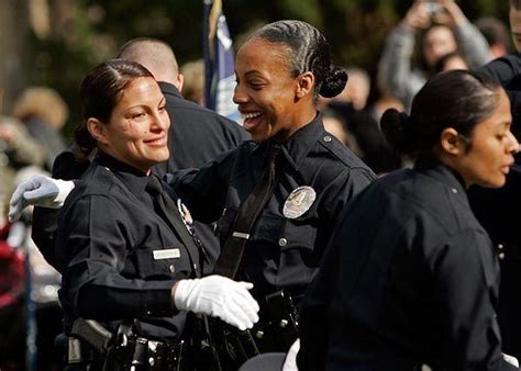 Are Uniformed Female Lapd Officers Allowed To Let Their