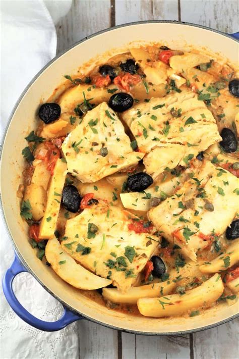 Il baccalà alla ghiotta, comunemente chiamato baccalà a' ghiotta, è un tipico piatto siciliano.come dice il nome, è un piatto ghiotto, ricco di tantissimi sapori che si uniscono per dare vita ad un piatto davvero straordinario. Baccala alla Ghiotta - Mangia Bedda