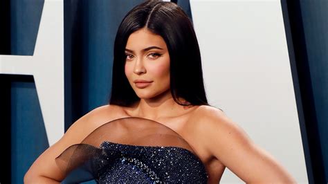 Kylie Jenners Natural Hair Is A Bronde Bob — See Photos Allure
