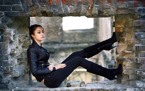 2560x1440 resolution women s black leather jacket and jeans women brunette brown eyes