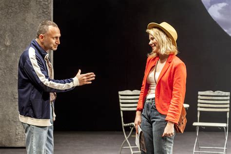 ''מדובר בכשל מתמשך שצריך לפתור אותו''. ביקורת: "חולה אהבה משיכון ג'" - הסרט שהפך להצגה מרגשת ...