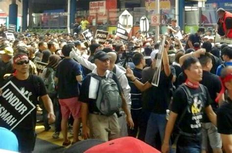 (a) kempen dan usaha mempromosikan malaysia di persada dunia (b) memajukan infrastruktur awam dan prasarana negara (c) menitikberatkan aspek kebersihan (d) keselamatan pelancong harus dipertingkatkan (e) pihak berkuasa perlu menghapuskan atau mengurangkan cukai belian barangan. AKTIVIS PELANCONGAN: Demonstrasi Jalanan Gugat Industri ...