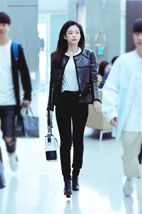 Blackpink jennie plaid black and white cropped cardigan. Pin by Jugu on Jennie Blackpink Airport Style | Blackpink ...