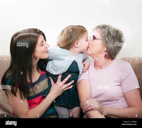 Tres Generaciones La Familia Nieta Besos Abuela Fotografía De Stock