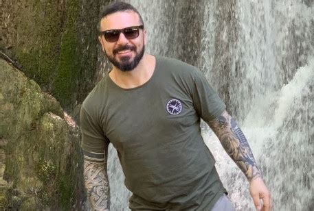 Στον διαγωνισμό τραγουδιού του survivor, τελευταίοι εμφανίστηκαν ο γιώργος ασημακόπουλος, ο τζέιμς καφετζής και ο τριαντάφυλλος, ο οποίος βέβαια, δεν συμμετείχε με βαθμολογία καθώς είναι. Survivor - Τριαντάφυλλος: Η συγκίνηση για τα αγαπημένα του ...