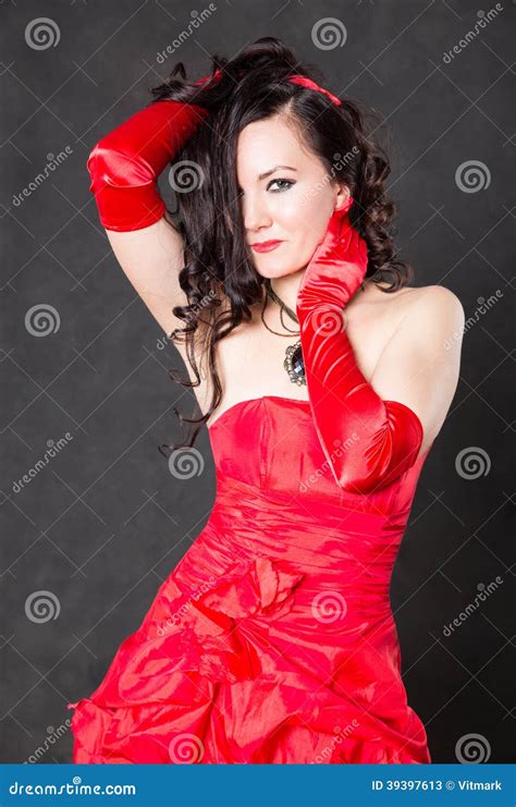 porträt der schönen sexy brunettefrau mit dem langen haar im roten satinkleid stockbild bild