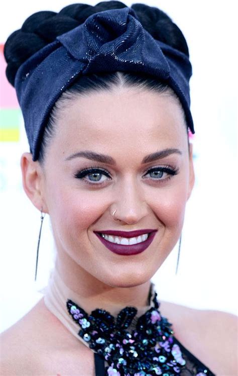 Katy began singing at a very young age and sang in the church choir. Katy Perry sa taille son poids, combien mesure cette star