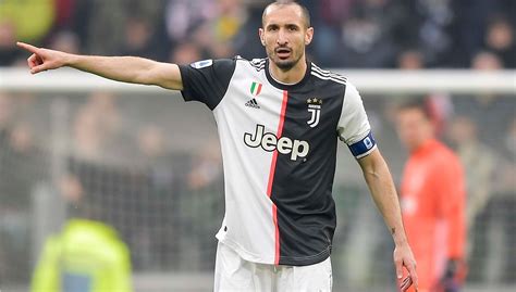 Chiellini no longer has the physical form to be consistent at the highest level but damn he is so good in this kind of situations. Chiellini : "Il est redoutable dans la surface, un des ...