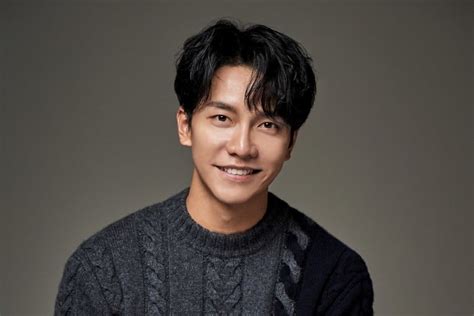 Lee had numerous hit songs as a singer such as because you're my woman, will you marry me, and return. Lee Seung Gi și fanii acestuia au făcut donații generoase ...
