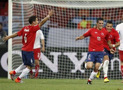 Copa mundial de 2010 contra españa. South African-born Mark Gonzalez of Chile beats 10-man ...