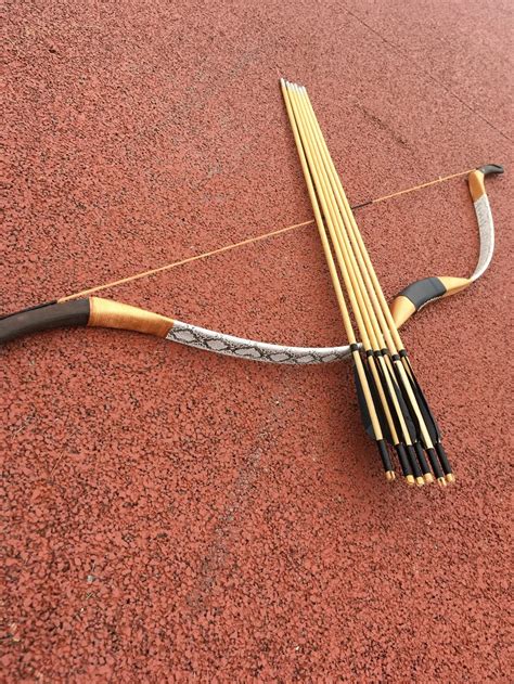 The Classic Black And White Color Combination 6 Wooden Arrows Longbow Outdoor Archery In Bow