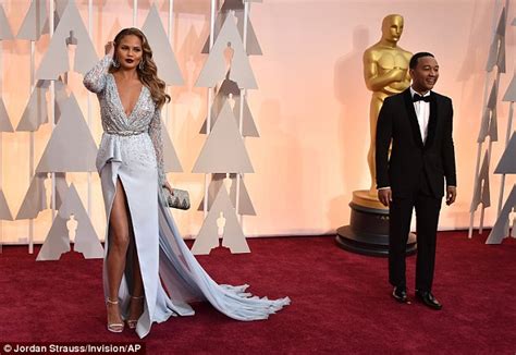 Chrissy Teigen And John Legend Lay In Bed With His Oscar After Best Song Win Daily Mail Online