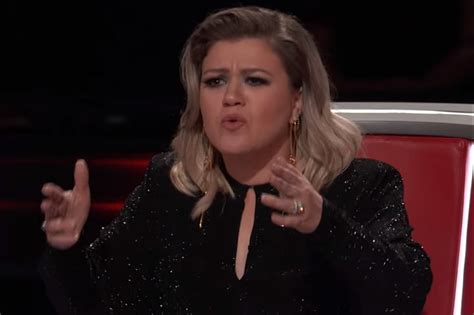 Kelly Clarkson Gives A Spot On Blake Shelton Impression Watch