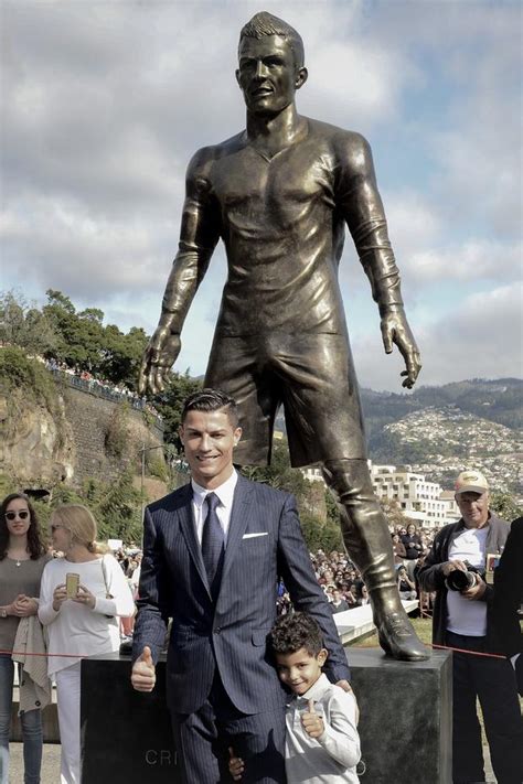 A cristiano ronaldo statue has attracted groups of laughing women due its huge, shiny bulge. Cristiano Ronaldo unveils statue of himself in Portugal ...
